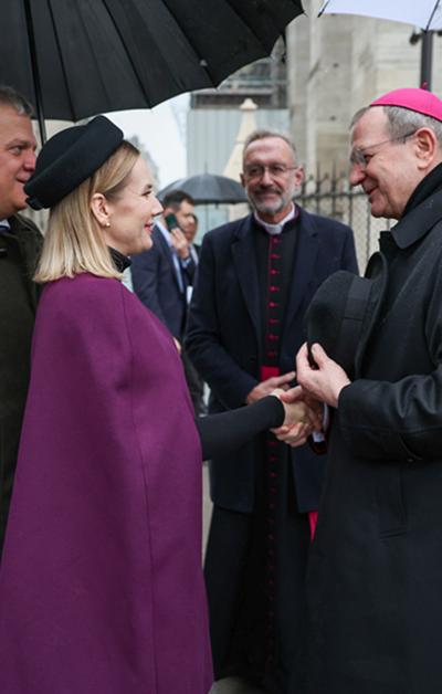 Marta Nawrocka w katedrze Notre-Dame w Paryżu