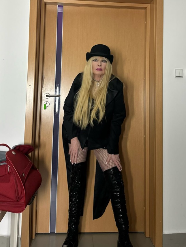 Maryla Rodowicz w miniówce i lateksowych kozakach