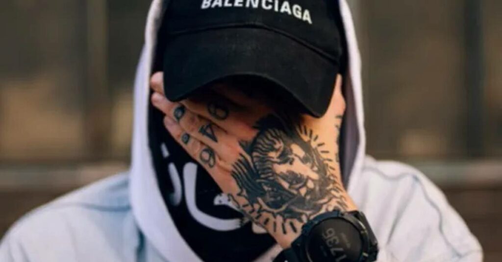 Kim jest Żurnalista i dlaczego nie pokazuje twarzy? W jego wywiadach pojawiają się największe gwiazdy